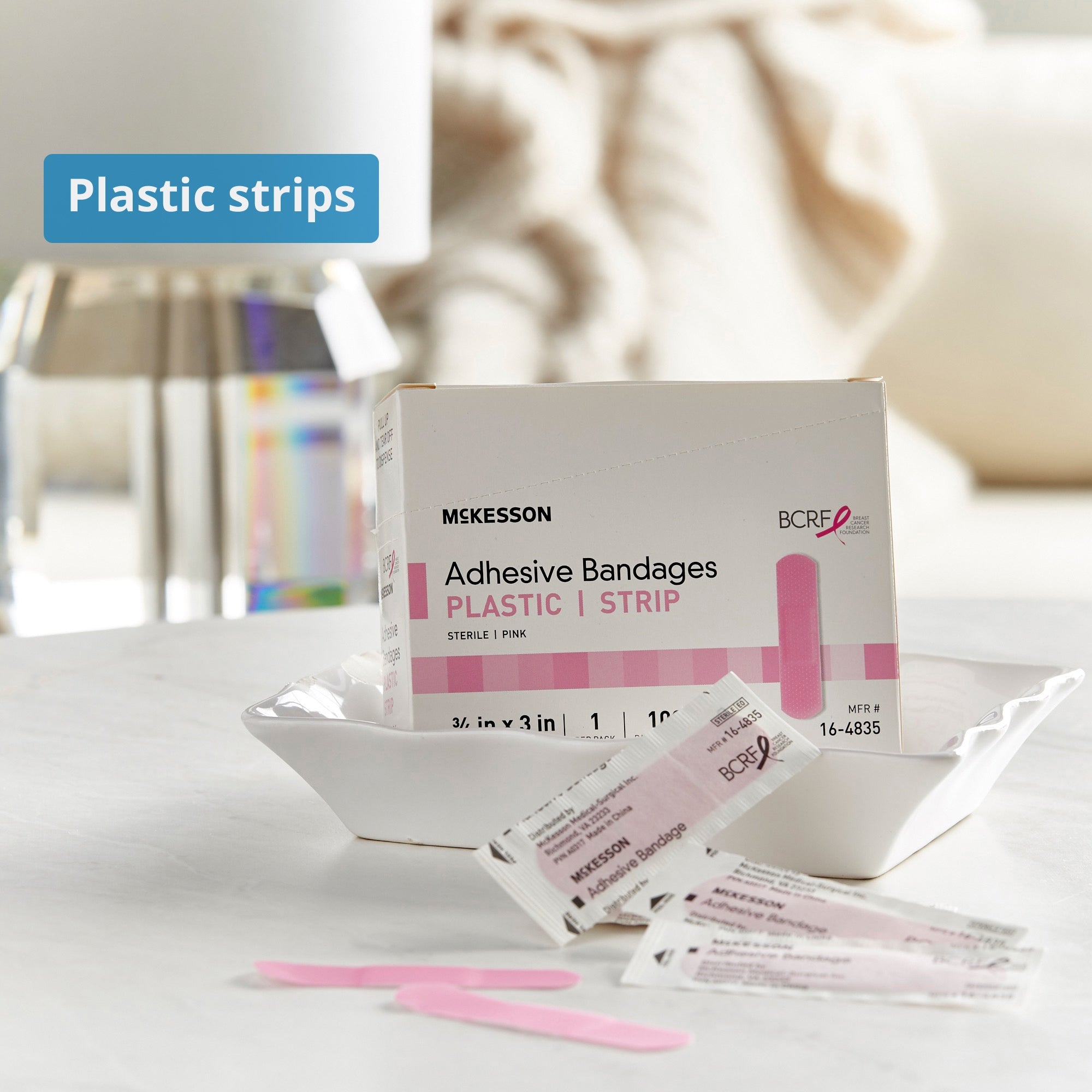 Tira adhesiva McKesson de 3/4 x 3 pulgadas, rectangular, de plástico, rosa, estéril. Embalaje: caja.