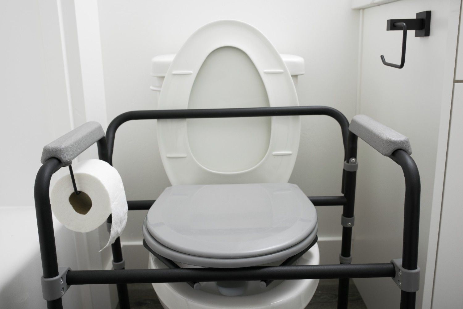 Universal Bedside Commode - Portable, Adjustable, and Easy-to-Clean Toilet Solution for Seniors and Mobility Impaired. Perfect for Comfort and Convenience.