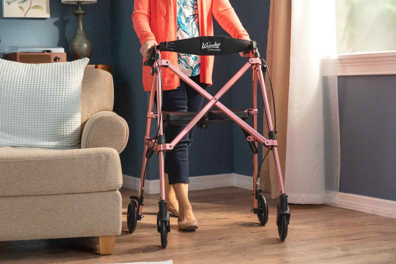 Wonder Rollator Plus - Lightweight, Durable Walker with 4 Wheels, Adjustable Handle Height, and Easy-Folding Design for Enhanced Mobility and Comfort.