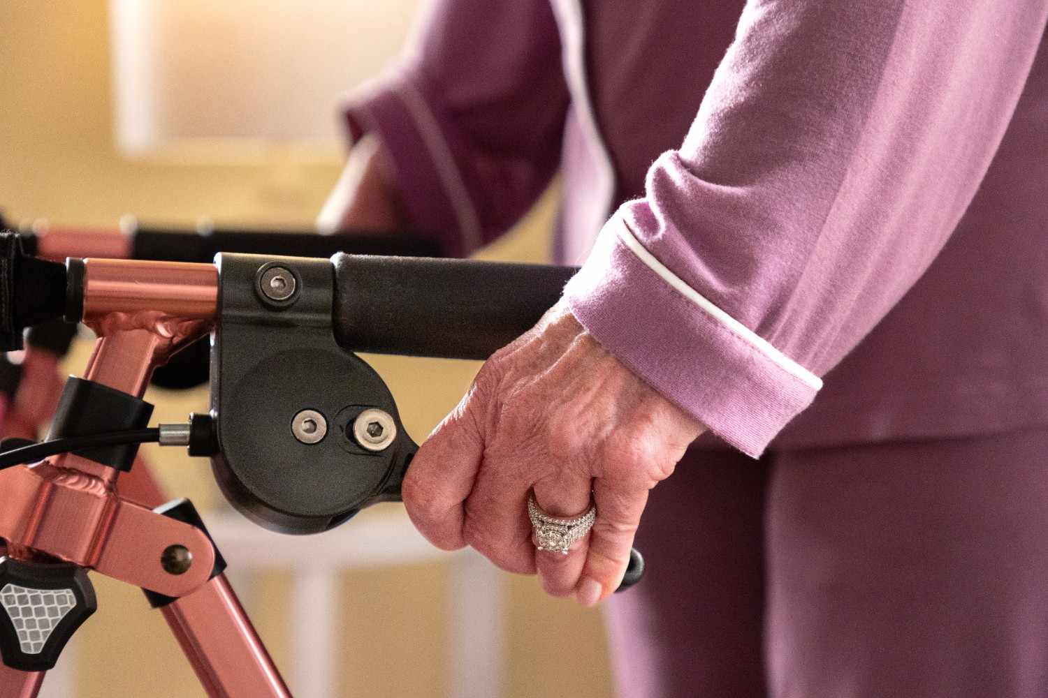 Wonder Rollator Plus - Lightweight, Durable Walker with 4 Wheels, Adjustable Handle Height, and Easy-Folding Design for Enhanced Mobility and Comfort.