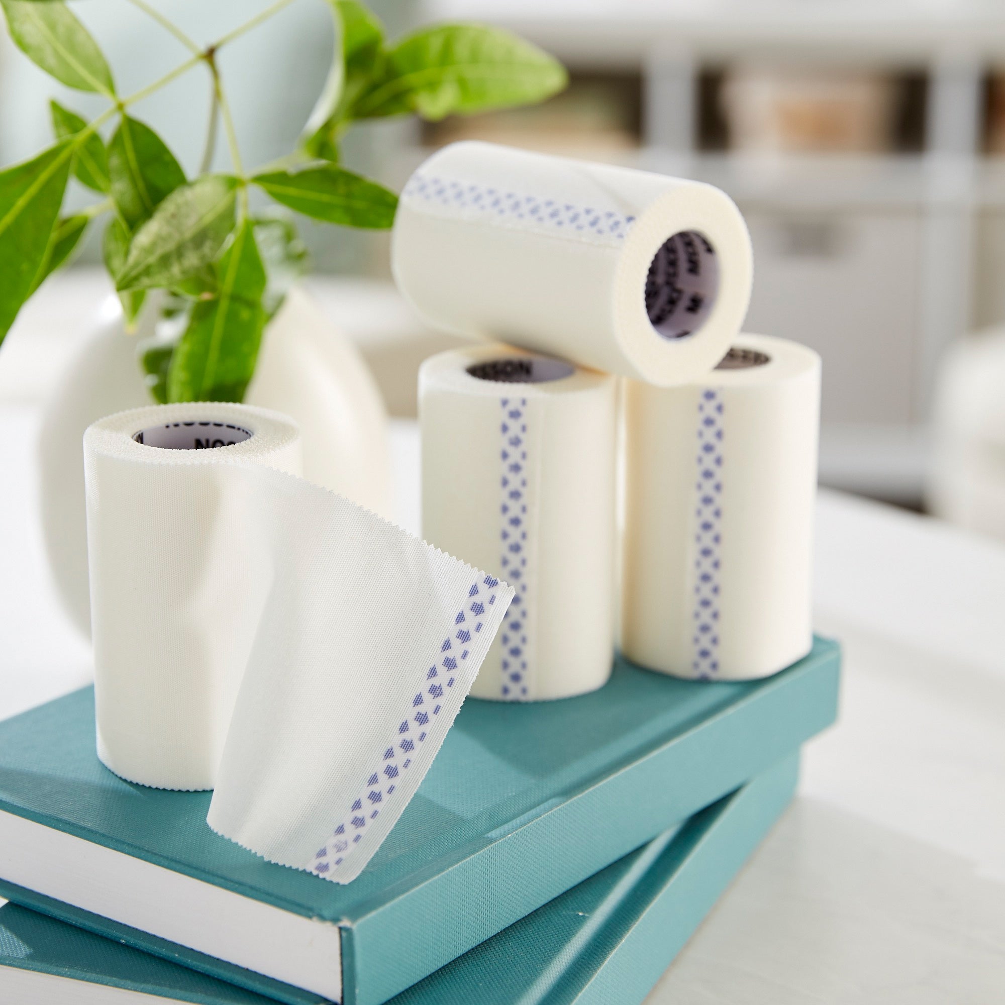 Cinta médica McKesson blanca de 3 pulgadas x 10 yardas, tela similar a la seda, no estéril