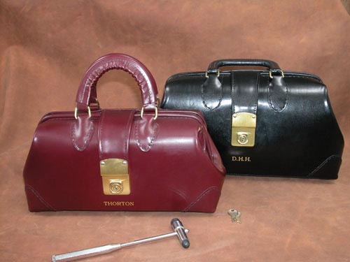 Bolsa Boston Specialist 16 de piel de cocodrilo negra