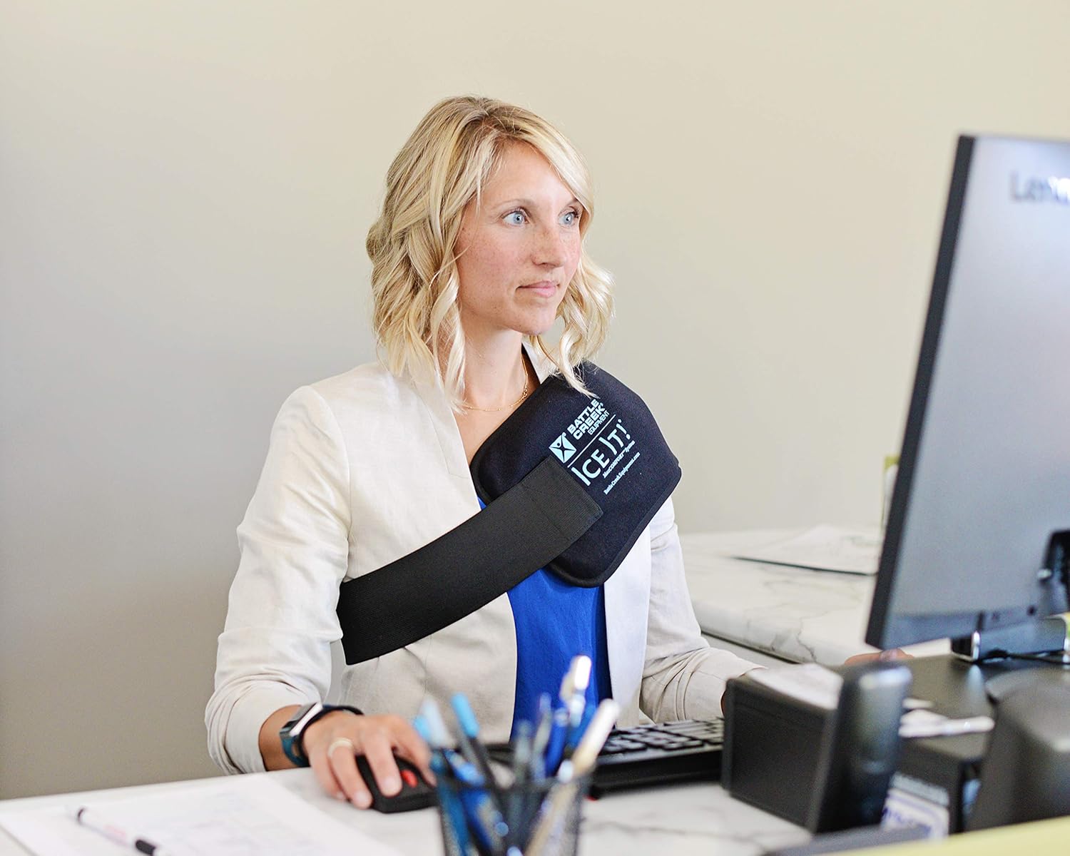 ice it maxcomfort cold therapy system for shoulder 13 x 16 inch ice it maxcomfort system cold pack with wrap mk723882ea