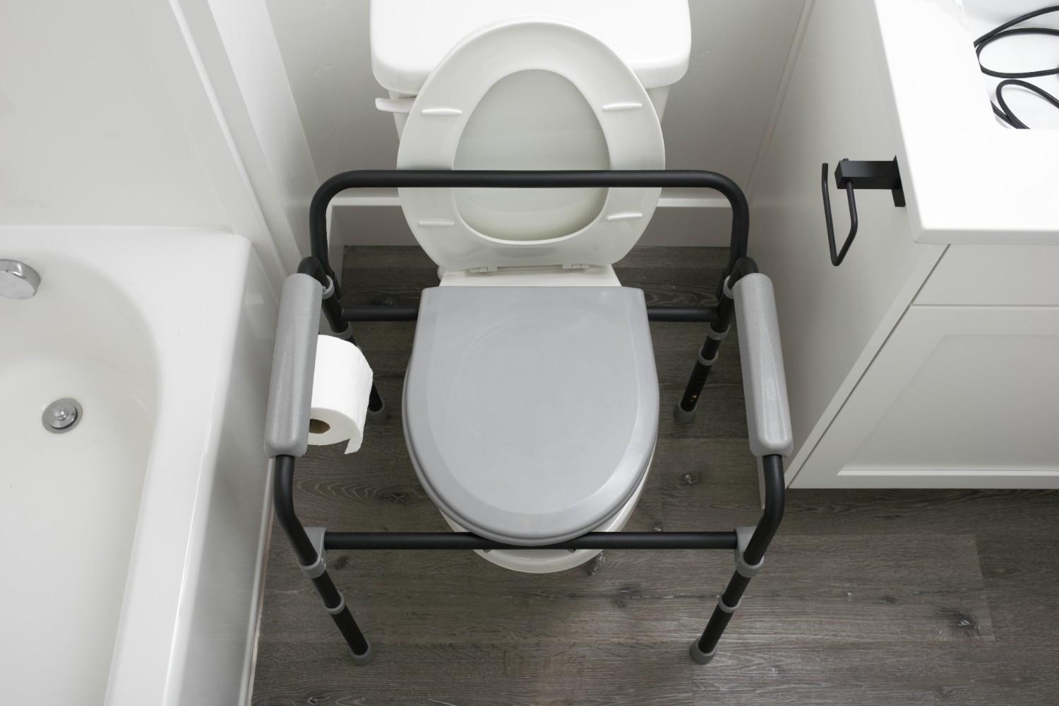 Universal Bedside Commode - Portable, Adjustable, and Easy-to-Clean Toilet Solution for Seniors and Mobility Impaired. Perfect for Comfort and Convenience.