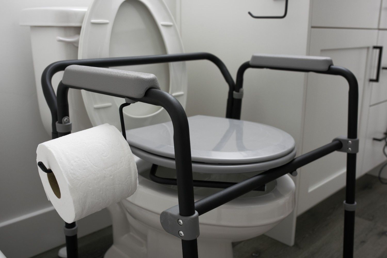 Universal Bedside Commode - Portable, Adjustable, and Easy-to-Clean Toilet Solution for Seniors and Mobility Impaired. Perfect for Comfort and Convenience.