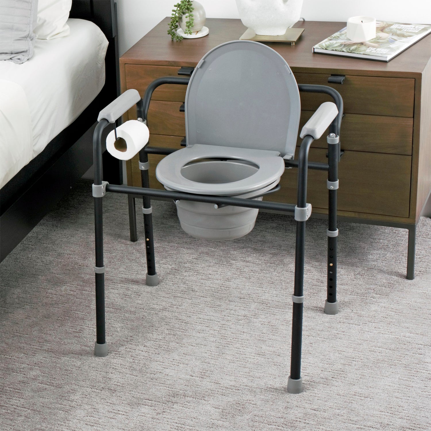 Universal Bedside Commode - Portable, Adjustable, and Easy-to-Clean Toilet Solution for Seniors and Mobility Impaired. Perfect for Comfort and Convenience.