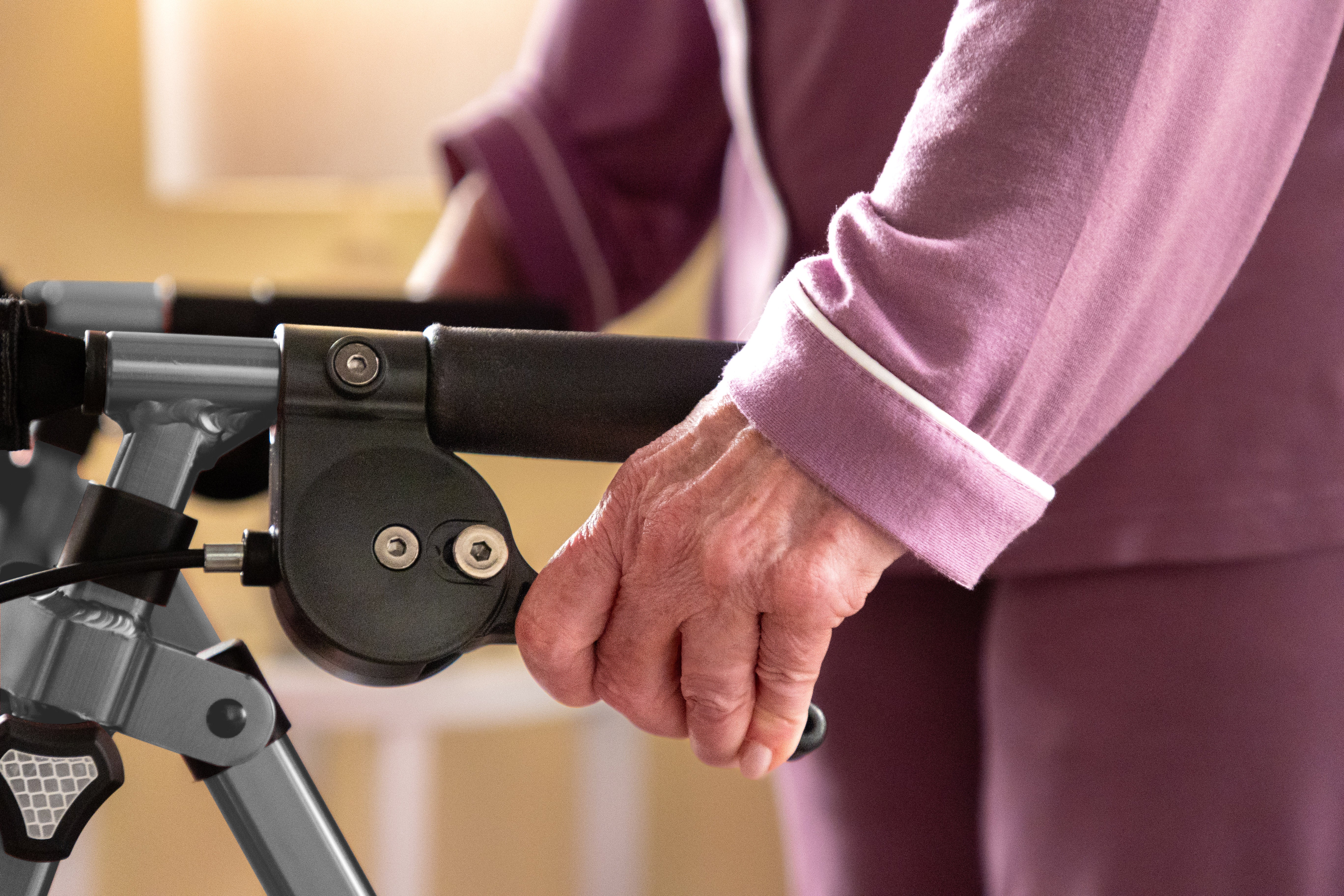 Wonder Rollator Plus with 8" Wheels - Lightweight & Durable Mobility Aid for Comfort & Stability. Ideal for Indoor & Outdoor Use. Easy to Maneuver & Fold.