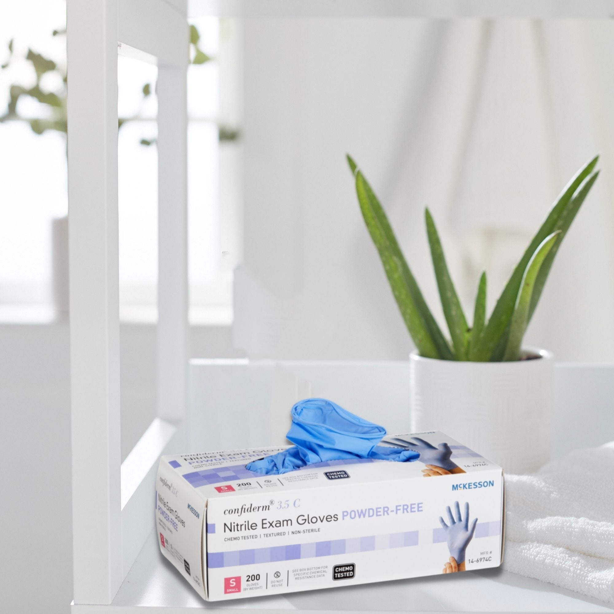 Guante de examen McKesson Confiderm 3.5C pequeño, no estéril, de nitrilo, con puño estándar, punta texturizada, color azul, probado para quimioterapia.