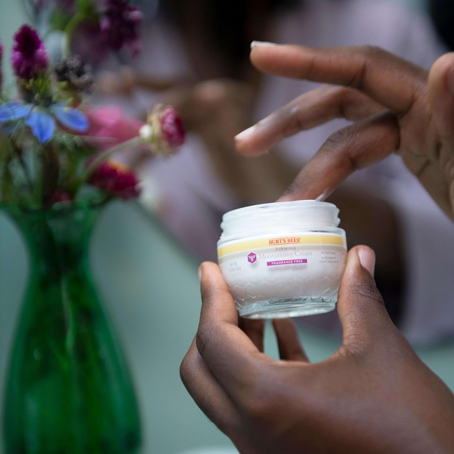 Humectante facial Burt's Bees Reafirmante, crema perfumada en frasco de 50 ml, envase de 3 unidades
