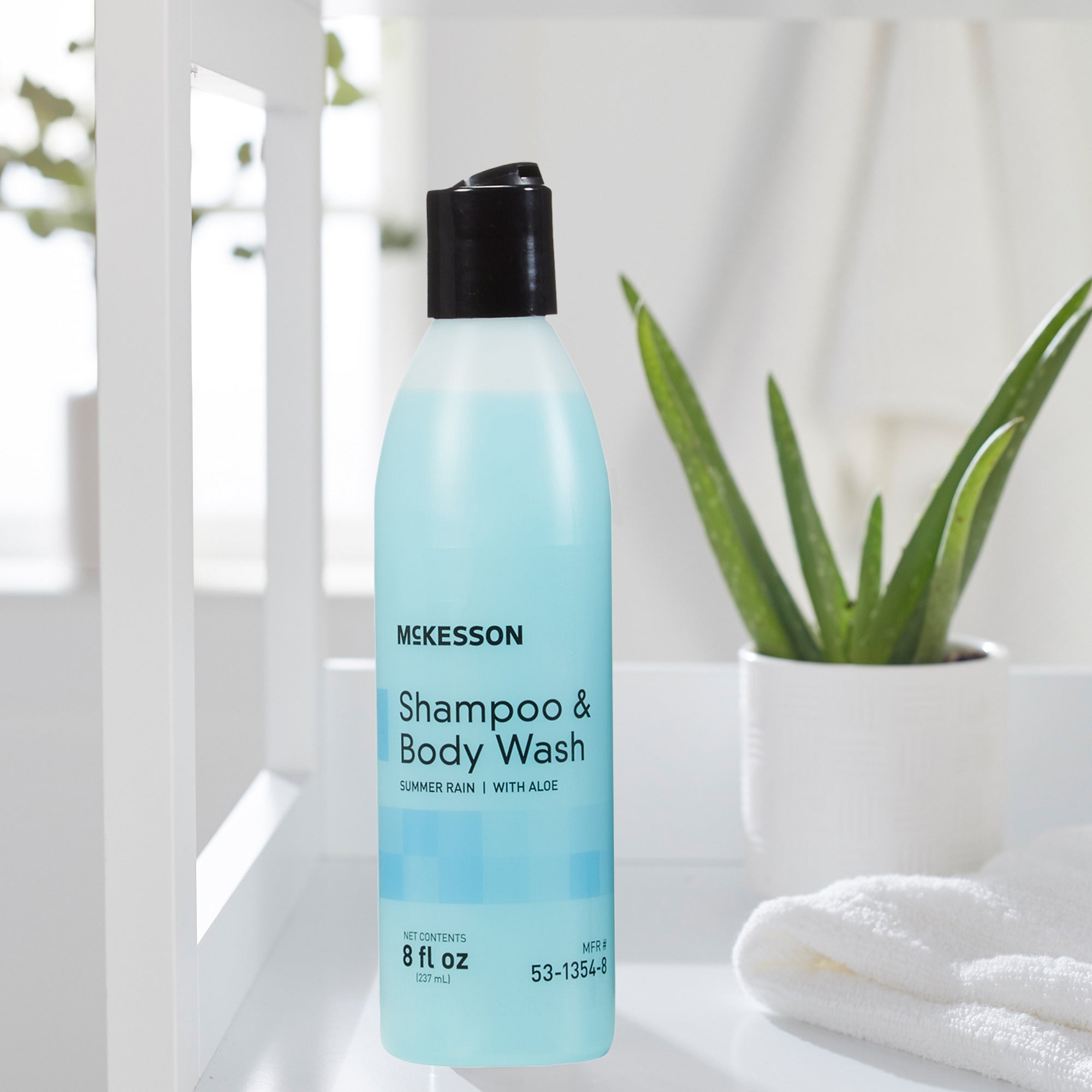 Champú y gel de baño McKesson, 8 oz. Botella con tapa abatible, aroma a lluvia de verano. Tipo de empaque: Estuche.