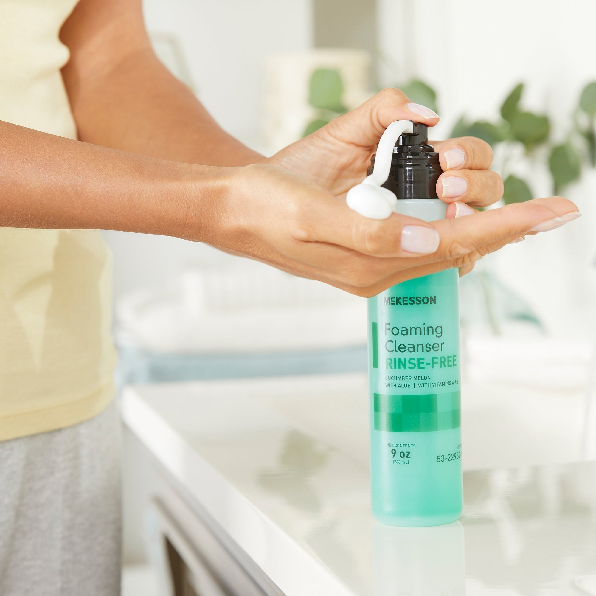 Gel de ducha espumoso McKesson sin enjuague, botella con dosificador de 255 ml, aroma a pepino y melón. Tipo de envase: individual.