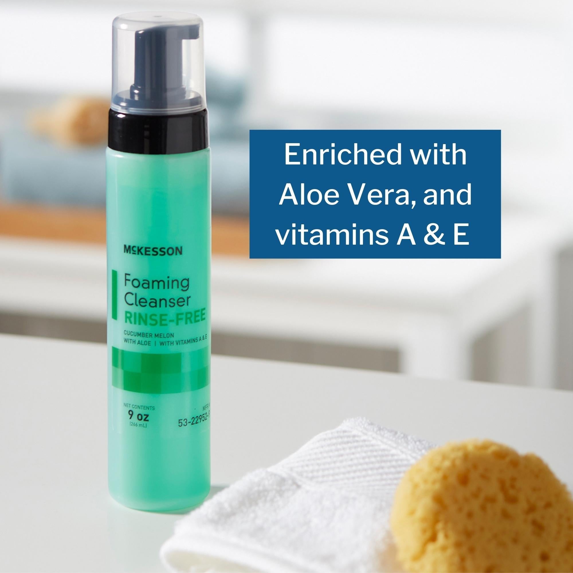 Gel de ducha espumoso McKesson sin enjuague, botella con dosificador de 255 ml, aroma a pepino y melón. Tipo de envase: individual.