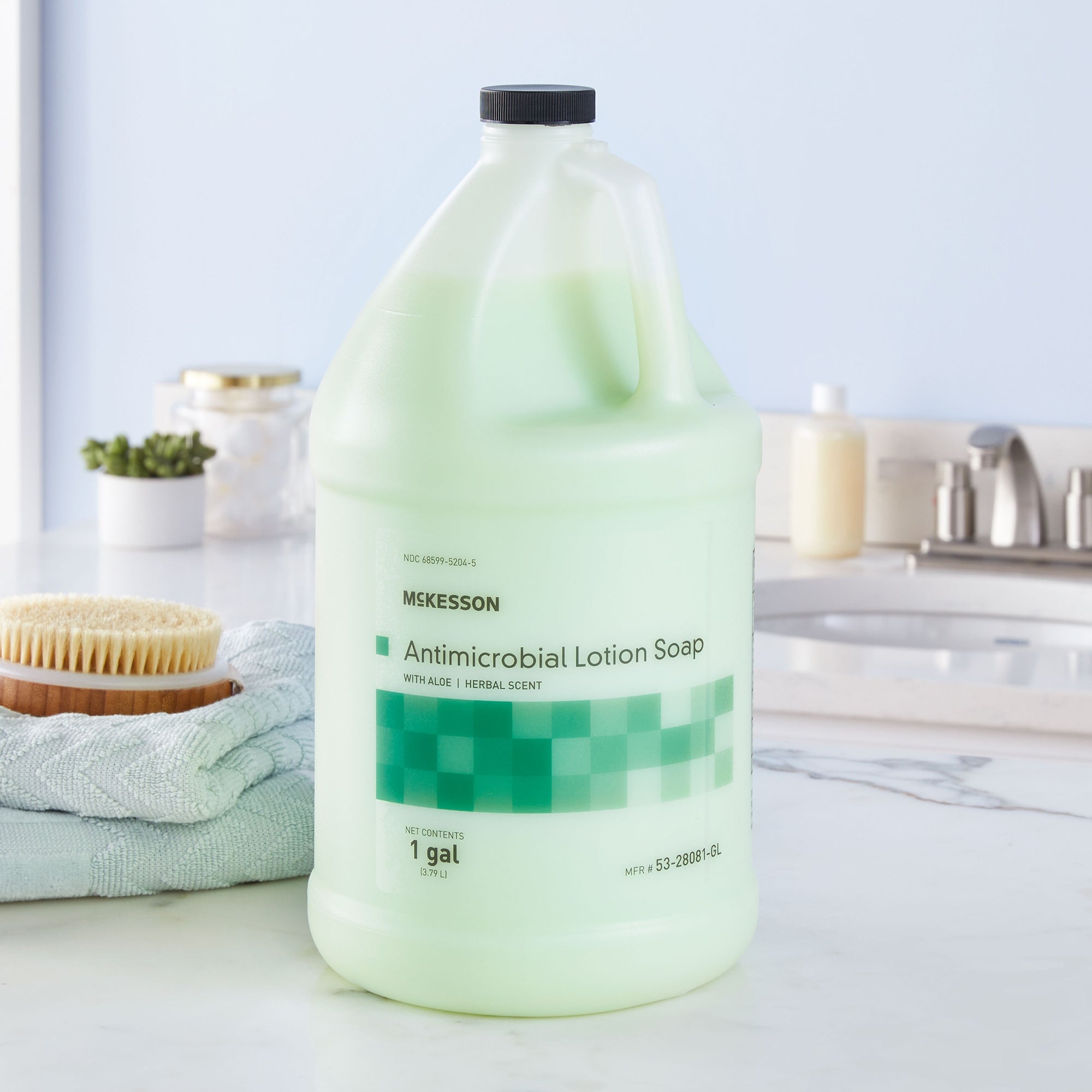 Jabón antimicrobiano McKesson Loción, garrafa de 1 galón, aroma herbal. Envase: caja.
