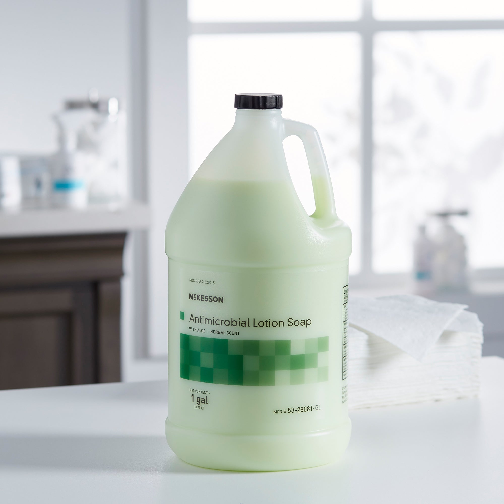 Jabón antimicrobiano McKesson Loción, garrafa de 1 galón, aroma herbal. Envase: caja.