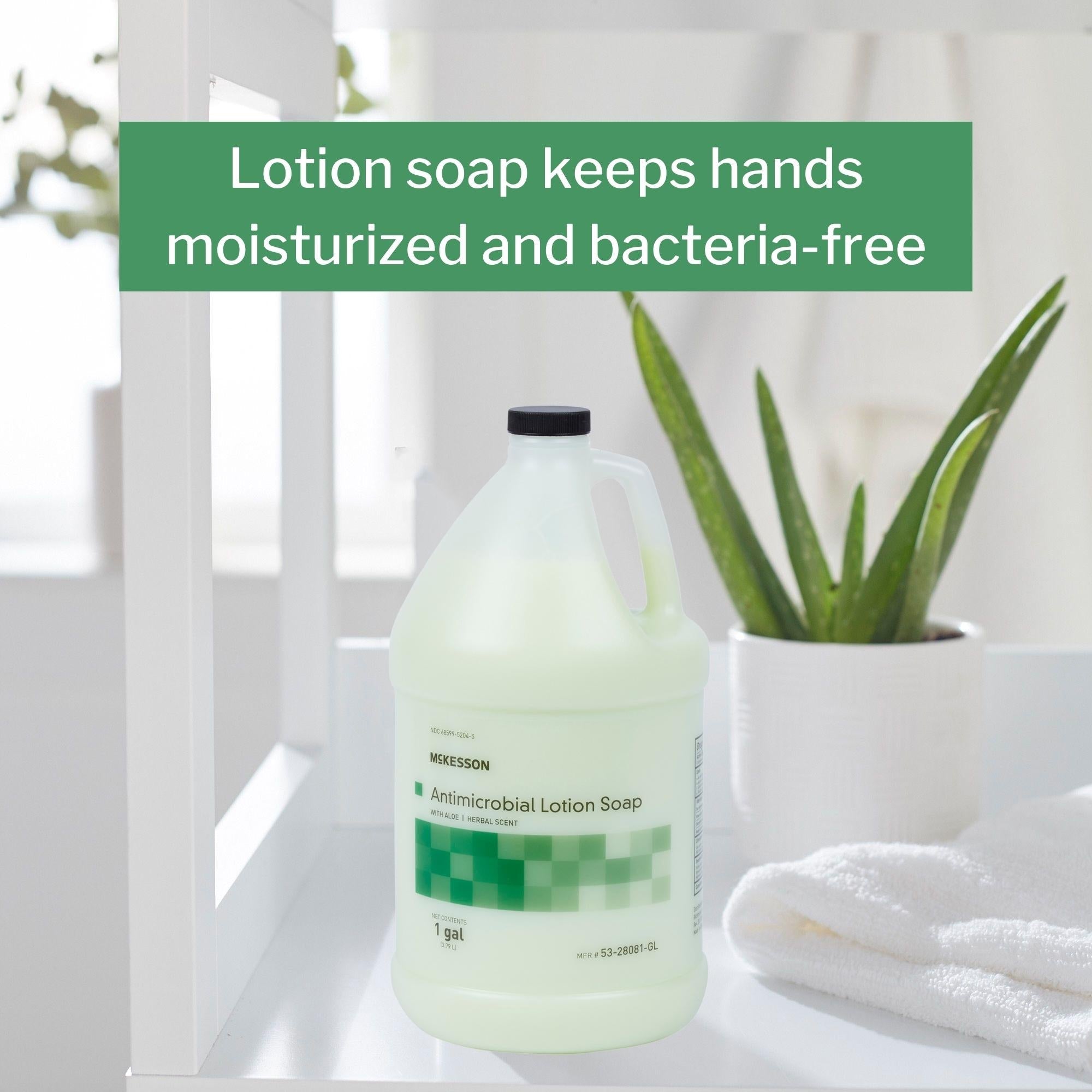 Jabón antimicrobiano McKesson Loción, garrafa de 1 galón, aroma herbal. Envase: caja.